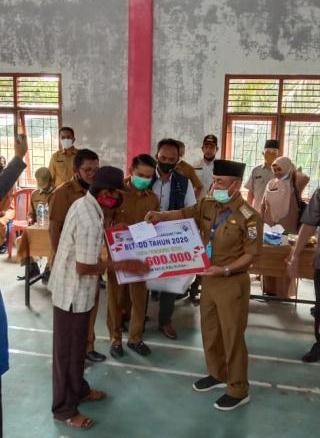 Bupati HM. Harris bersama Ketua DPRD Kabupaten Pelalawan Adi Sukemi Serahkan BLT di Dua Desa