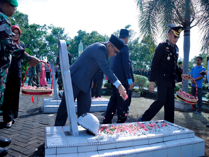 Peringati Hari Pahlawan 2024, Asisten lll Setda Kampar Hadiri Upacara Ziarah dan Tabur Bunga di TMP