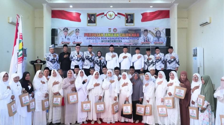 Anggota PGRI Kampar Yang Akan Berangkat Jemaah Calon Haji, Dilepas Wabup Misharti