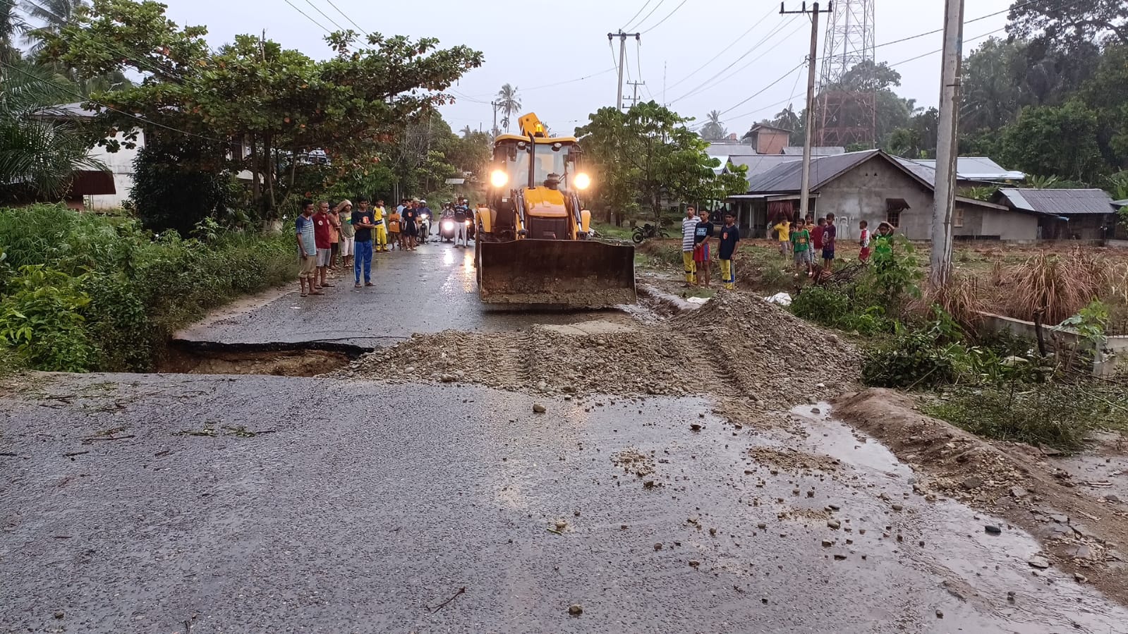 Kapolres Rohul Terjunkan Personil Amankan Jalan Longsor