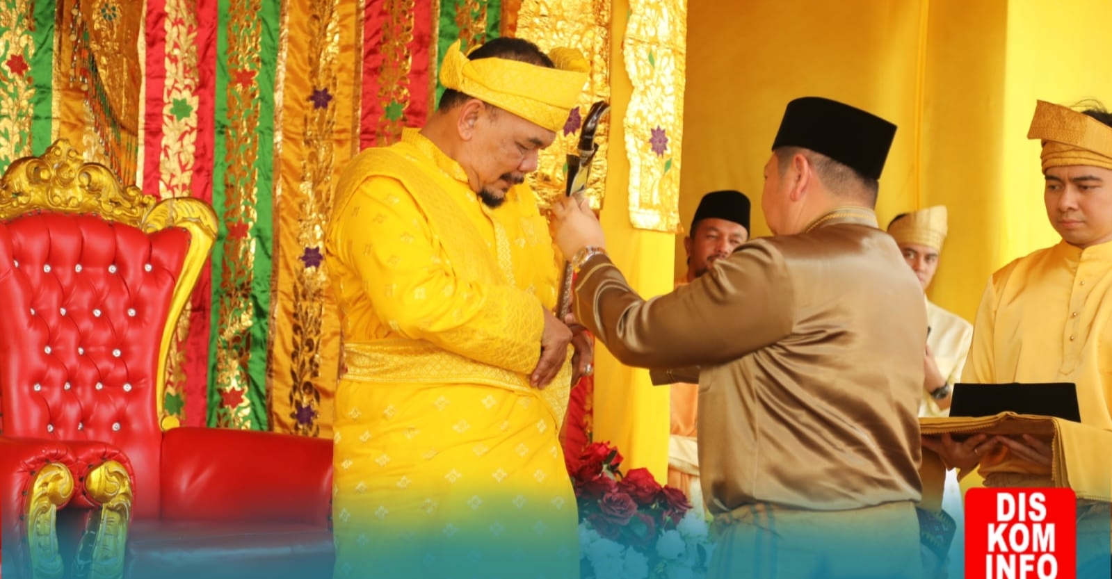 Tengku Haji Indra Jaya Resmi Dinobatkan Sebagai Raja Luhak Kepenuhan