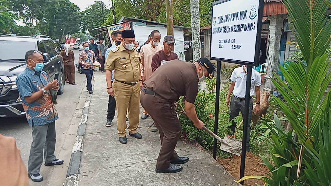 Aset Pemda Kampar Wisma Dian, Kejari Kampar Bersama Bupati Kampar Pasang Plang