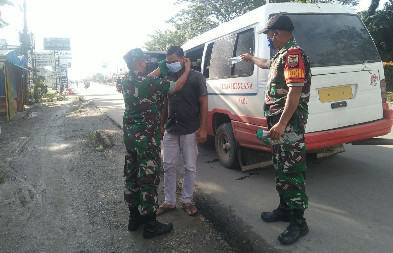 Babinsa Koramil 08/Tandun Bagikan Masker Gratis