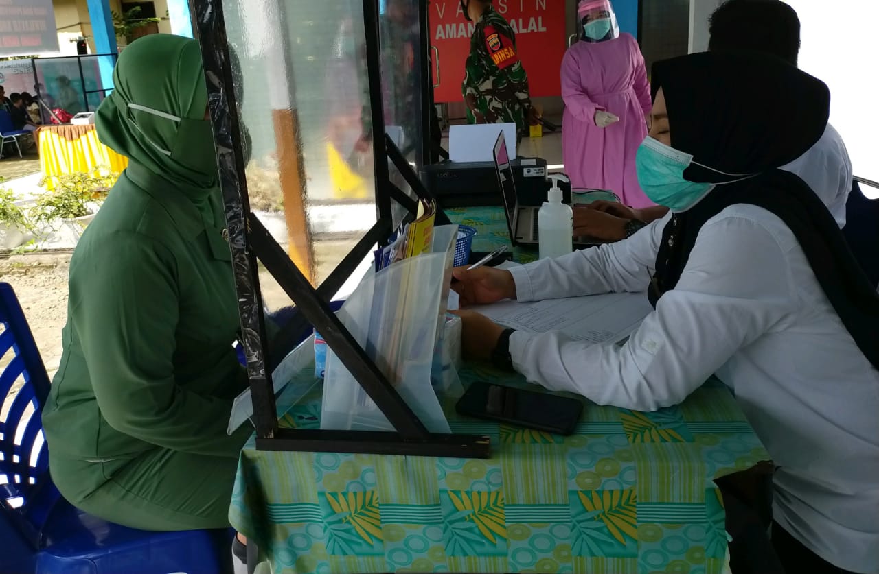 Anggota Persit KORAMIL 11/ Tambusai Laksanakan Vaksinasi