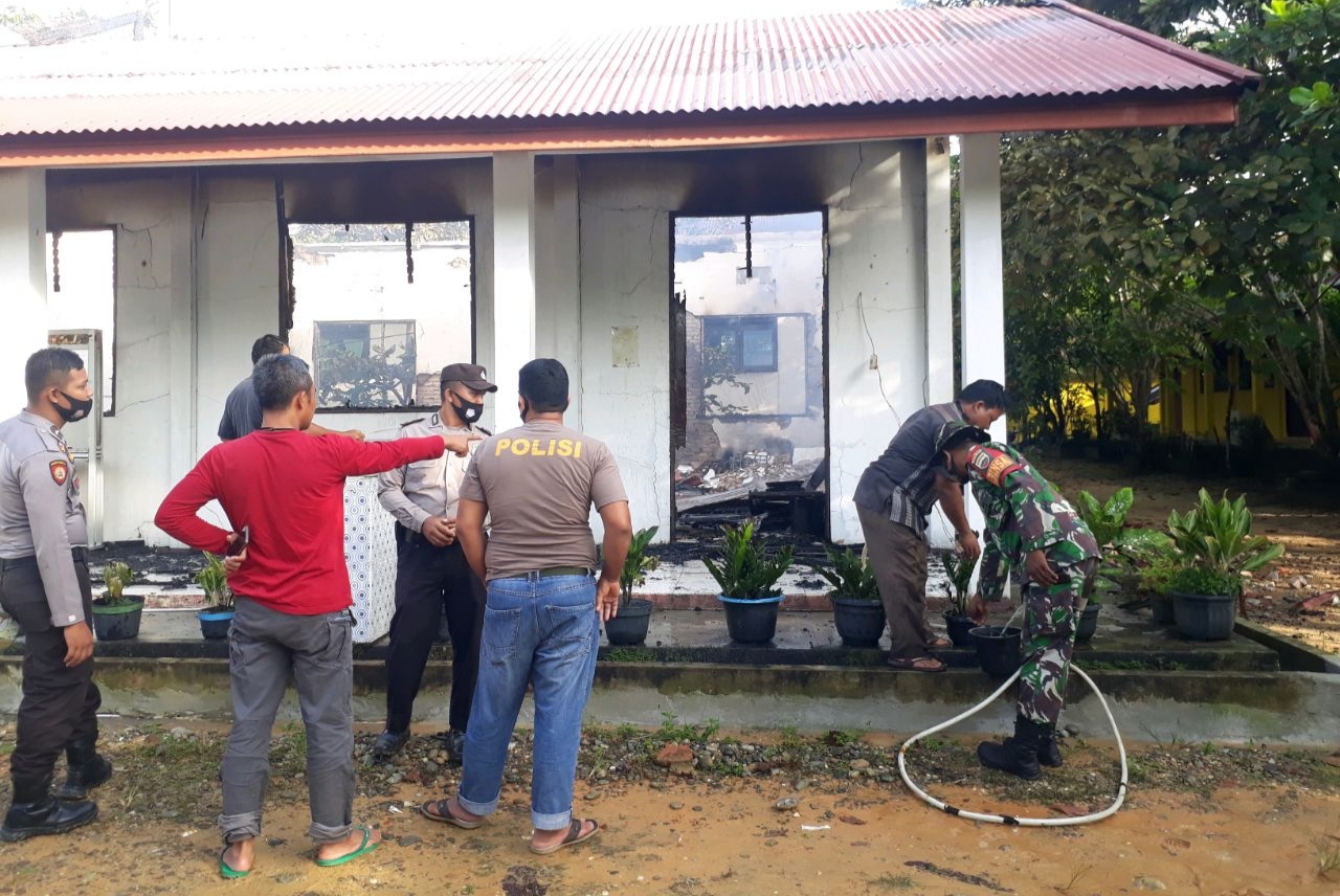 Si Jago Merah Lahap Ruko Warga, Babinsa Koramil 08/Tandun Kodim 0313/KPR Bantu Padamkan Api