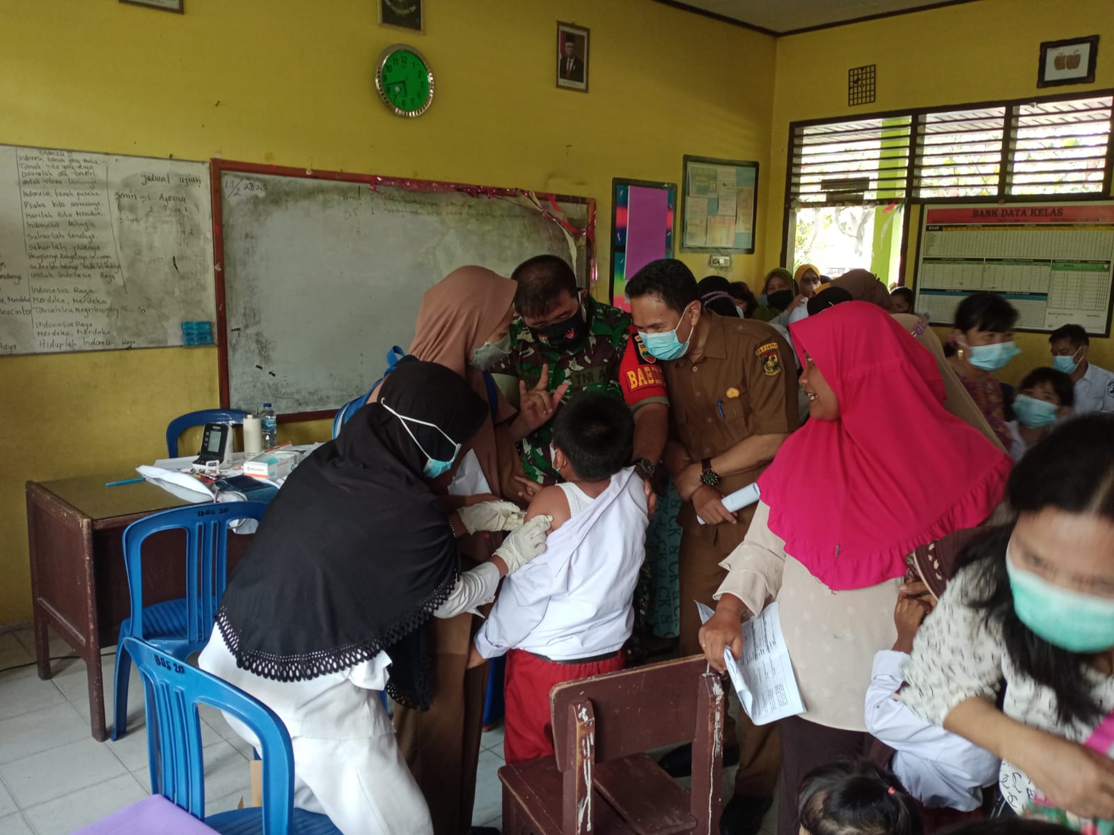 Babinsa Desa Hangtuah Dampingi Vaksinasi di SDN 008