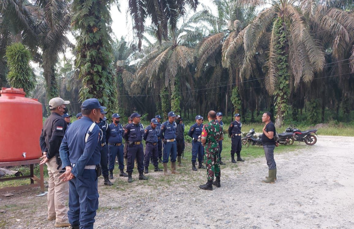 Babinsa Sertu Rahman Menanamkan Jiwa Disiplin Kepada Security