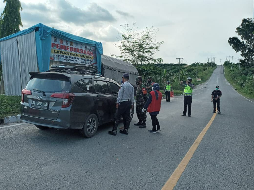 H+3 Idul Fitri, Babinsa Koramil 09/Langgam dan  Tim Gabungan Tetap Himbau Disiplin Prokes Pada Pengg