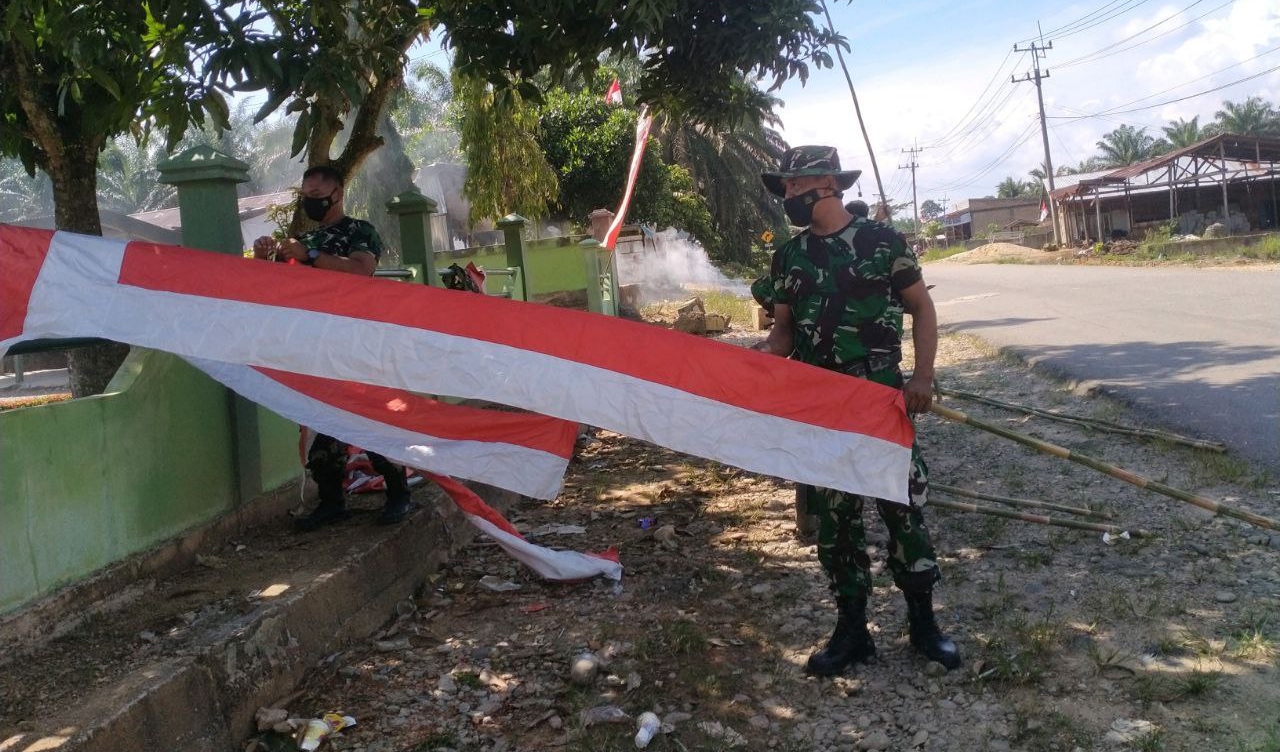 Semangat Patriotisme KORAMIL 08/Tandun Pasang Umbul- Umbul Merah Putih