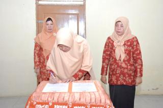 Pj Ketua TP PKK Kampar, Ny Ricana Hambali, Hadiri Sertijab Plt Ketua Dharma Wanita Kampar