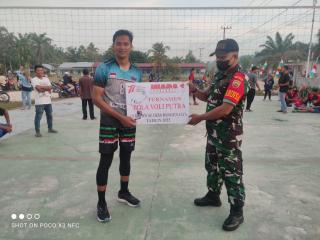 Memeriahkan Hut RI Ke 77. Babinsa Bersama Aparatur Desa Bangun Jaya Serahkan Hadiah Lomba 