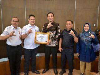 PPID Utama Kabupaten Kampar Raih Penghargaan Peringkat Informatif pada KI Award 2025