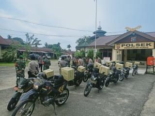 Babinsa Koramil 04/PKL Kuras Bersama Anggota Polsek Salurkan Bantuan Dampak PPKM Darurat Covid -19