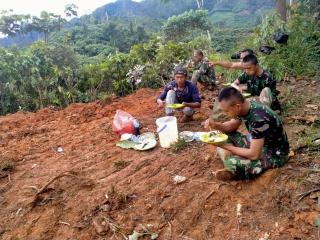 Istirahat Usai Mengerjakan Kualitas Jalan, Satgas TMMD ke-110 Kodim 0313 KPR Santap Makan Siang