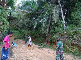 Satgas TMMD Bersama Masyarakat, Bersihkan Lingkungan Lokasi Sasaran
