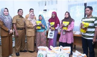 Bantuan Dari Bapanas Diserahkan Wakil Bupati Kampar, Misharti di Desa Sawah