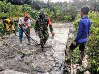 Babinsa Koramil 09/Langgam Laksanakan Gotong Royong Semenisasi Jalan
