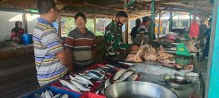 Sukseskan TMMD Ke-110, Babinsa Intensif Berikan Edukasi Gerakan 3M Di Pasar Tradisonal