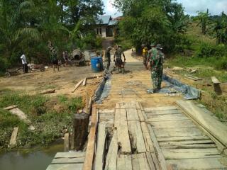 Satgas TMMD Bersama Masyarakat, Lanjutkan Semenisasi dan Memasang Wiremesh Diujung Jembatan