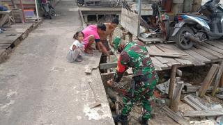 Peduli Warga di Wilayah Binaan, Babinsa Banti Benahi Jembatan dan Jalan ke Pelabuhan