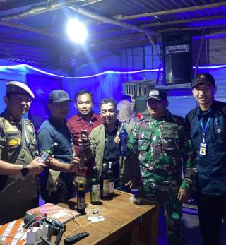 4 Warung Remang - Remang di Tambang, Disegel Tim Yustisi SatPol PP Kampar