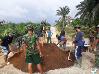 Gesa Pengerjaan Box Culvert Bencah kusuma, Satgas TMMD Ke-110 Kodim 0313/KPR Lakukan Penimbunan