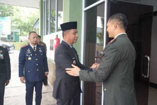 Bupati Kampar Hadiri Upacara Peringatan HUT ke-81 TNI di Makodim 0313/KPR
