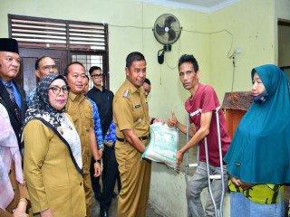 Tekan Kemiskinan Ekstrem, Bupati dan Wabup Kampar Salurkan Bansos Beras Tahap 2 Bagi Warga Rentan