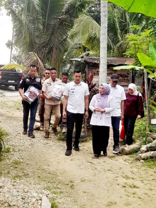 Gerak Cepat, Wabup Kampar, Misharti Tinjau Turap Longsor di Penyesawan, Penanganan Segera Dikaji
