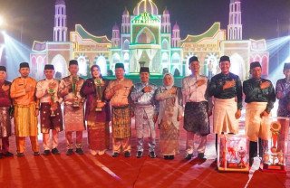 Wabup Kampar, Misharti Serahkan Piala Bergilir, Juara Umum MTQ Ke-55 Dipertahankan Kecamatan Kampar