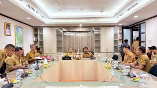 Bupati Kampar Didampinggi Plt Disdikpora Temui Plt Gubernur Riau, Usulkan Pembangunan Lokal SD 017