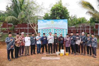 Wakili Wabup Kampar, Plt Kadisdikpora Letakkan Batu Pertama Pembangunan Asrama Ponpes Ibnu Jarir