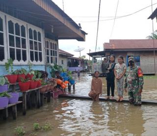 Peduli Warga Babinsa Koramil 12/XIII Koto Kampar Bantu Buat Jembatan Darurat