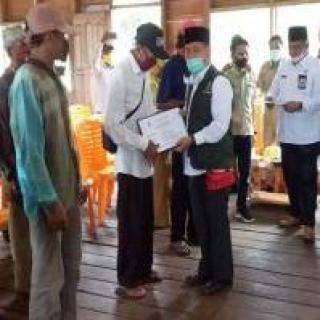 Bupati Pelalawan Serahkan BLT Tahap II ke Masyarakat di Tiga Desa Kecamatan Kuala Kampar