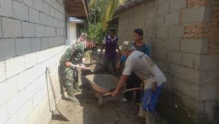 Bangun Keakraban, Babinsa Koramil 01/Bkn Bantu Pembuatan Pondasi Rumah Milik Warga Binaan