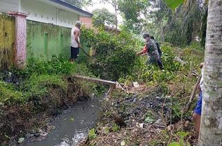 Ciptakan Kebersihan di Lingkungan Sekolah, Babinsa Bersama Masyarakat Laksanakan Goro