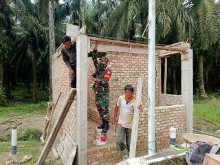 Dukung Keamanan Lingkungan Babinsa Koramil 09/Langgam Bersama Warga Goro Bangun Pos Kamling