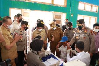 Tinjau Pelaksanaan Vaksinasi Serentak, Kapolda Riau Kunjungi Desa Batang Batindih Kampar