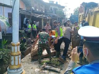 TNI/POLRI Laksanakan Goro Bersihlan Parit