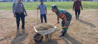 Babinsa Bersama Pemuda Goro Bersihkan Lapangan