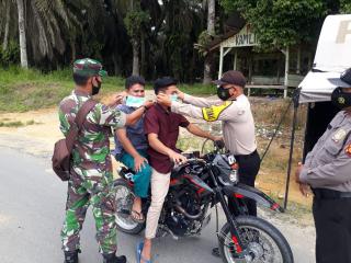 Babinsa Kerumutan Bersinegi Bersama Bhabinkamtibmas Himbau Prokes Dijalan