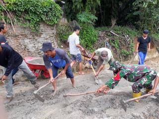 Babinsa Koramil 16/Tapung Wujudkan Sikap Senyum Teritorial
