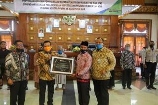 BPJS Ketenagakerjaan Serahkan Kartu BPJS-K Kepada Relawan Covid Serta Penghargaan Kepada Pemkab Siak