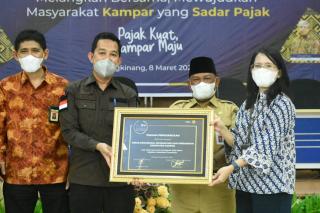 Kadis Kominfo Kampar Terima Penghargaan Kategori Wajib Pajak Intansi Pemerintah