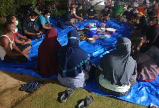 Warga Undang Anggota Satgas TMMD Makan Malam