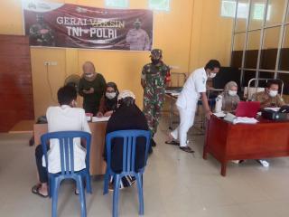 Babinsa Koramil 13/Rokan Dampingi Pelaksanaan Vaksinasi