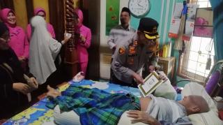 Tangis Bahagia Purnawirawan Polri Sedang Terbaring Sakit, Dijenguk Kapolres Rohul