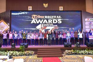Pj Bupati Kampar Dapat Penghargaan Dari Tribun Digital Award 17, Kategori Bupati Peduli Investasi