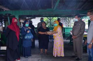 Walikota Dampingi Petugas Bagikan Sembako ke Warga BERITA PEMKO.