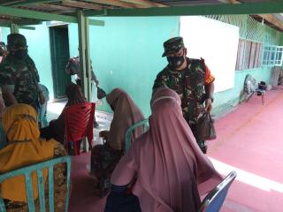 Koramil 04/PKL Kuras Bagikan Bingkisan Bagi Lansia yang Vaksinasi